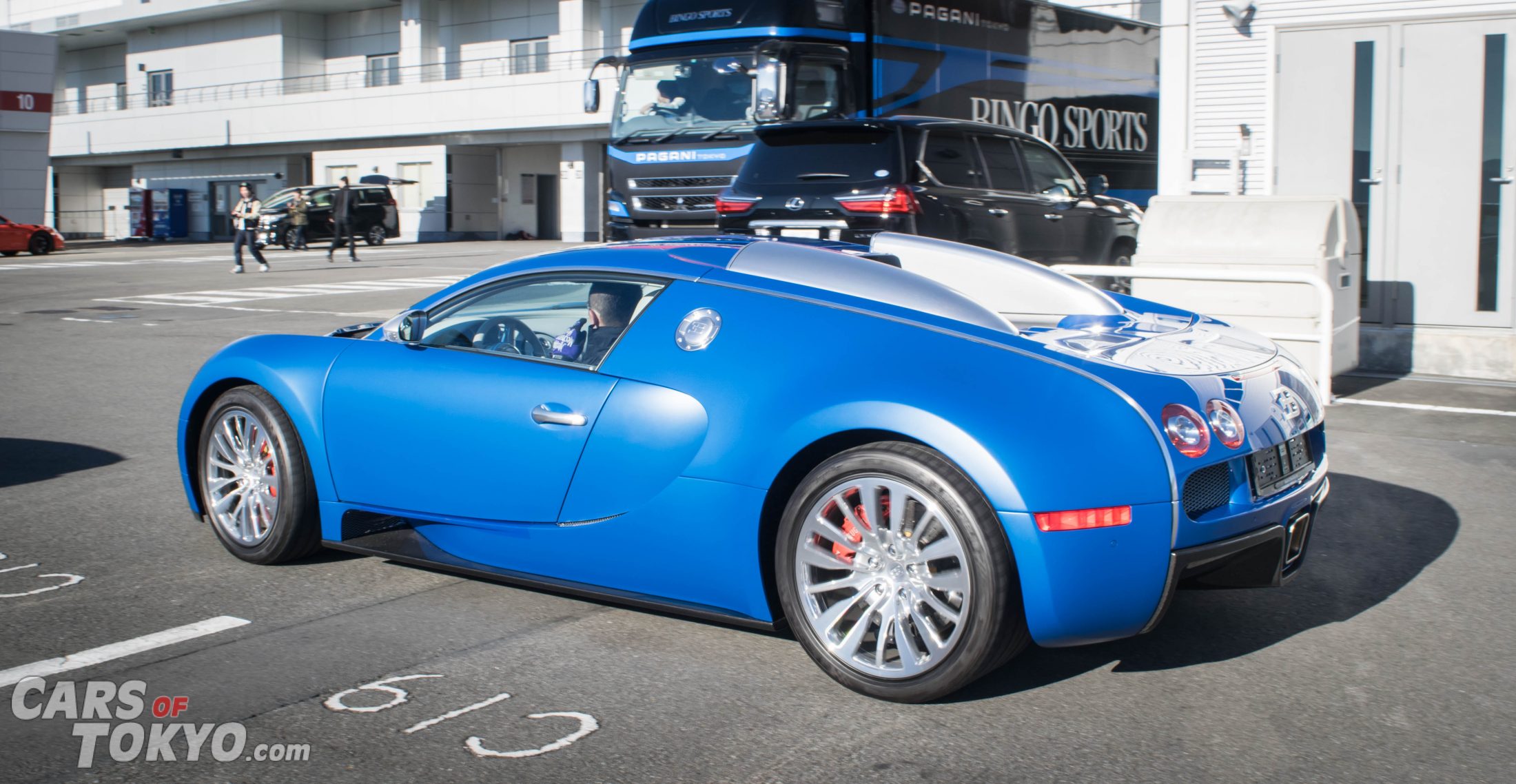 cars-of-tokyo-hypercars-bugatti-veyron-bleu